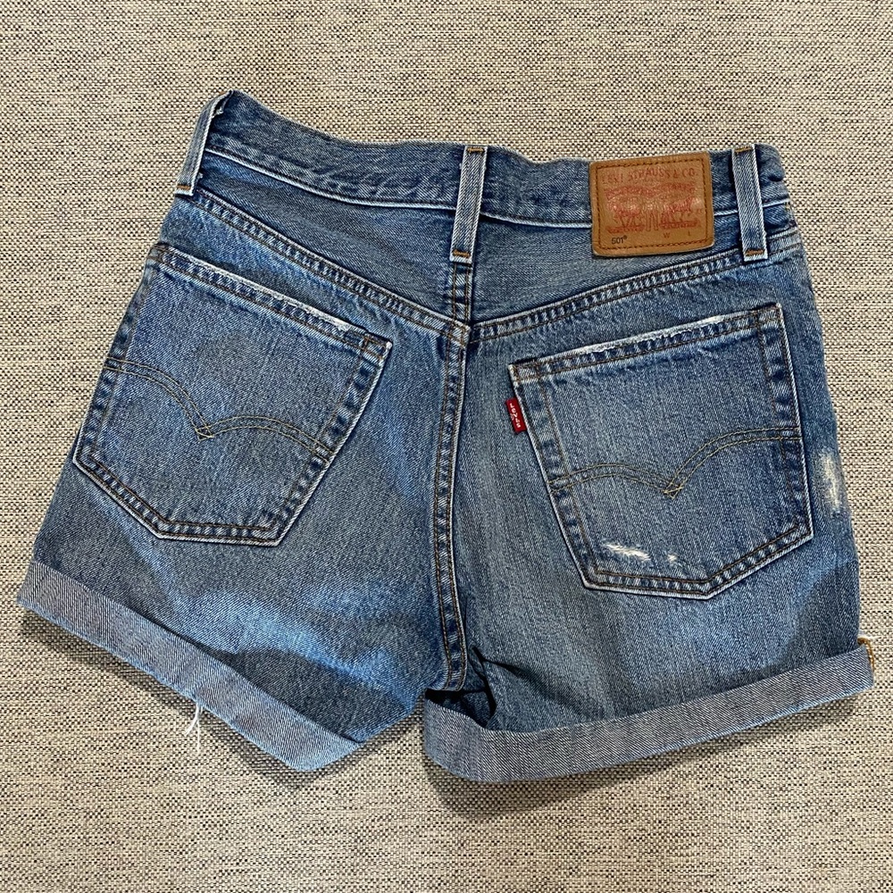 LEVI DISTRESSED SHORTS LIKE NEW